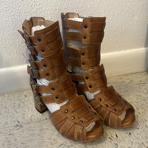 Freebird -Zane Sandal - SOLD OUT!!- Wheat- Size 6 - Picture 5 of 7